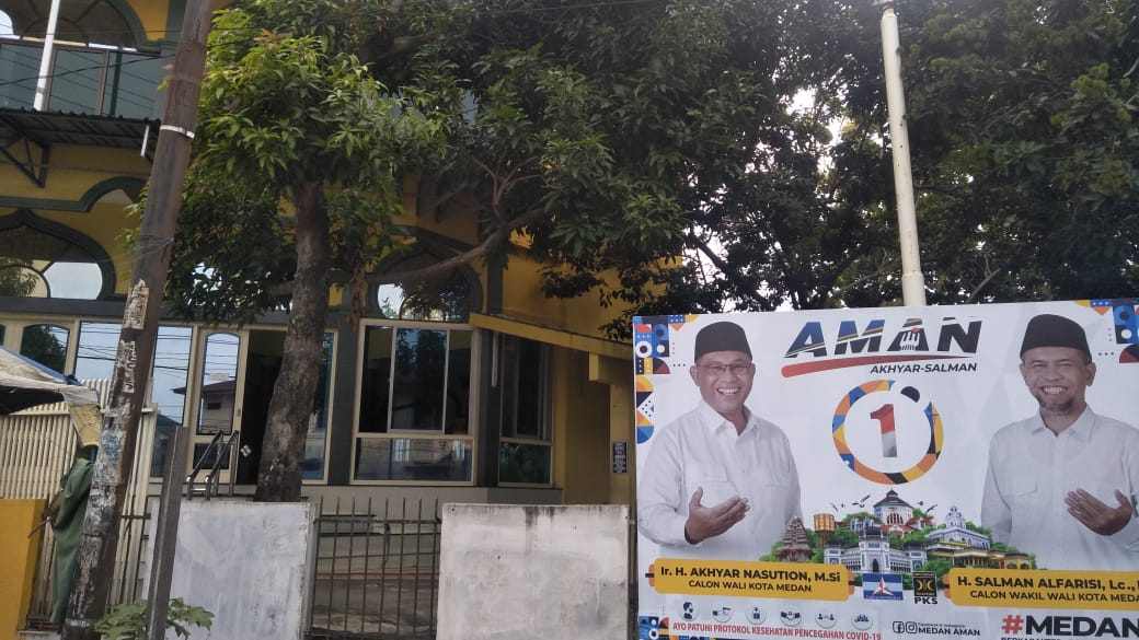 Baliho Paslon Akhyar-Salman Ditemukan Nempel di Pagar Rumah Ibadah