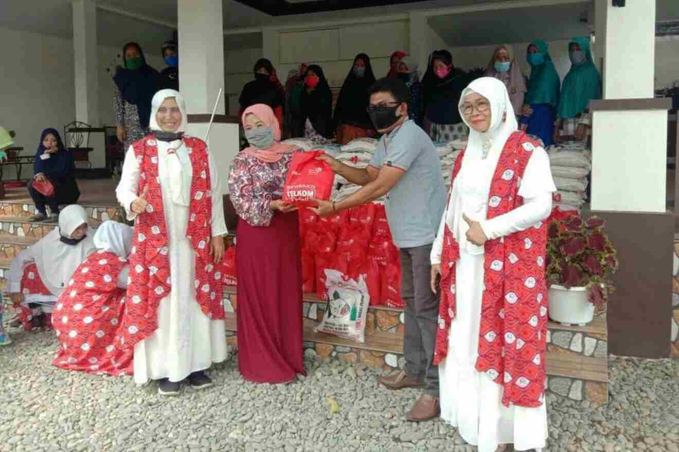 Bantu Masyarakat Terdampak Covid-19, Telkom Bagikan Sembako dan Masker