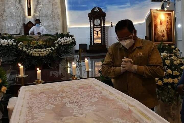 Bupati Dairi Melayat Jenazah Mgr. Anicetus Sinaga, Sampaikan Rasa Dukacita