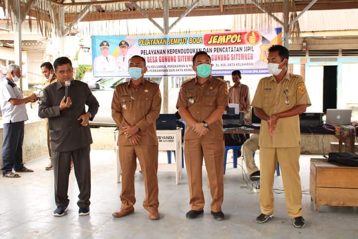 Dukcapil Dairi Kunjungi Desa Gunung Sitember dalam Pelayanan Jemput Bola