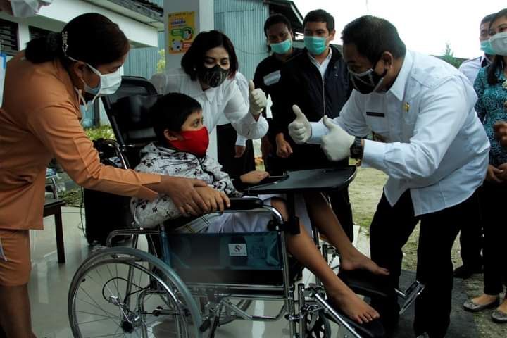 Bupati Dairi Bagikan Kursi Roda dan Tongkat kepada Penyandang Disabilitas 