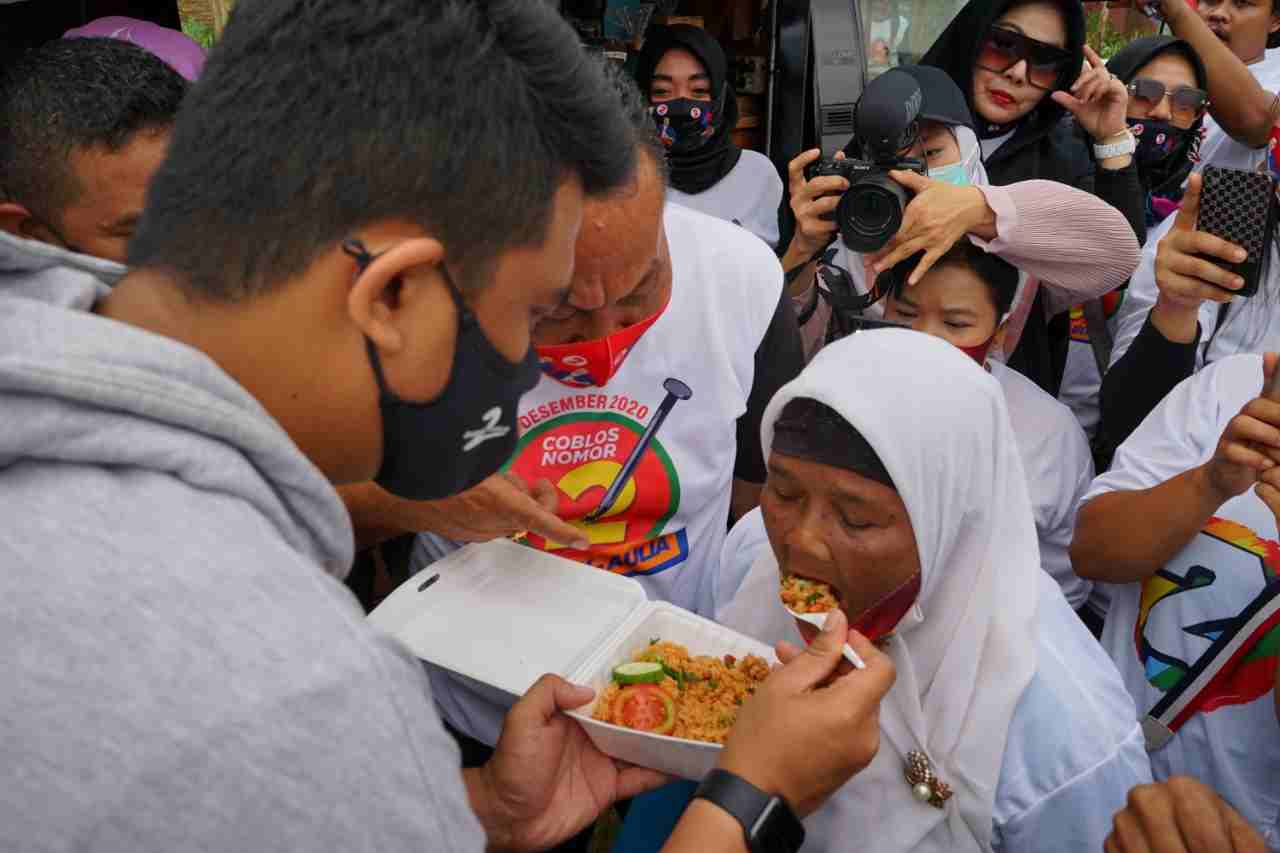 Serap Aspirasi di Medan Tuntungan, Bobby Nasution Suapi Warga Nasi Goreng