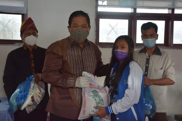 Bupati Dairi Bersama Ketua Umum DPP RKLA Bagikan Sembako kepada Anak Panti Asuhan Perpulungen