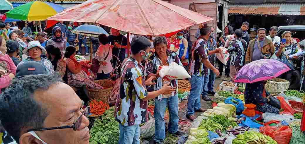 Yayasan BUMN bersama PAC IPK Berastagi Salurkan Bantuan kepada Korban Kebakaran Pajak Berastagi