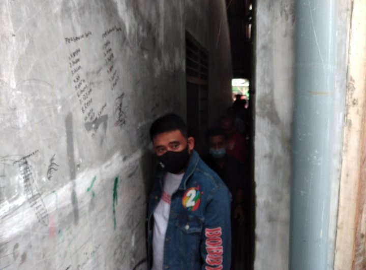 Blusukan Bersama Bara JP, Bobby Nasution Enjoy Susuri Lorong Sempit