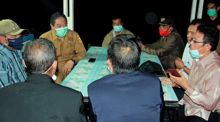 Kunjungi Silahisabungan, Masyarakat Suguhkan Makanan Khas Batak ke Rektor UNIKA