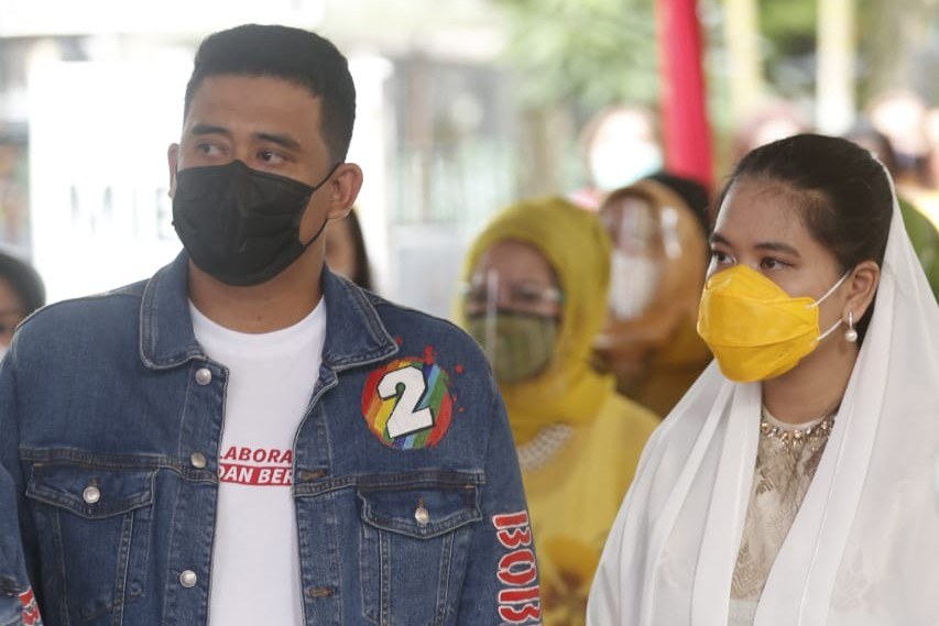 Terlihat Anggun, Kahiyang Kenakan Baju Tunik Modern, Dampingi Bobby Saat Acara Tepung Tawar