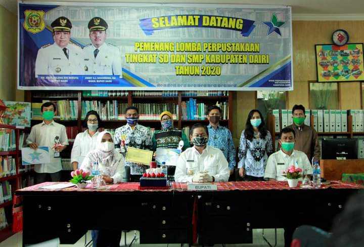Bupati Serahkan Hadiah Lomba Pemenang Perpustakaan tingkat SD dan SMP se-Kabupaten Dairi 