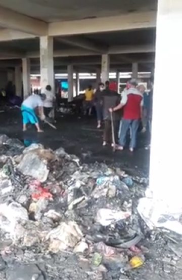 Pedagang Bersihkan Puing Bekas Kebakaran, Dipakai untuk Tempat Jualan