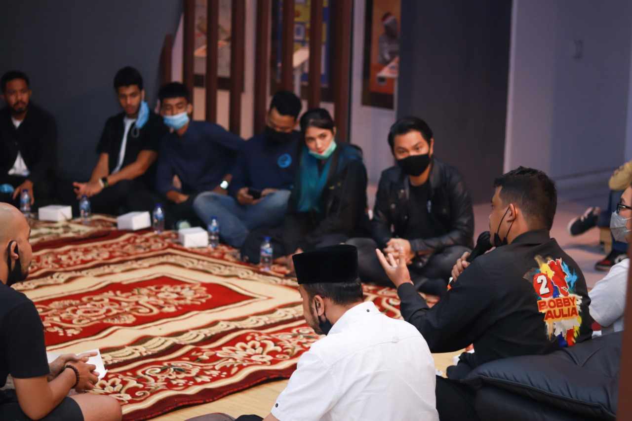 Sambil Lesehan, Bobby Nasution Ngobrol Santai Bareng Komunitas Milenial