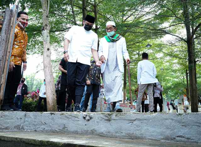 Kunjungi Kediaman Syeikh KH Ali Akbar Marbun, Bobby Nasution Mohon Doa