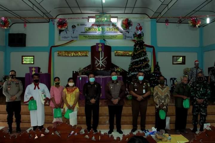 Bupati Dairi Hadiri Diakonia Natal Pemkab Dairi di Kuta Buluh dan Batu Gungun