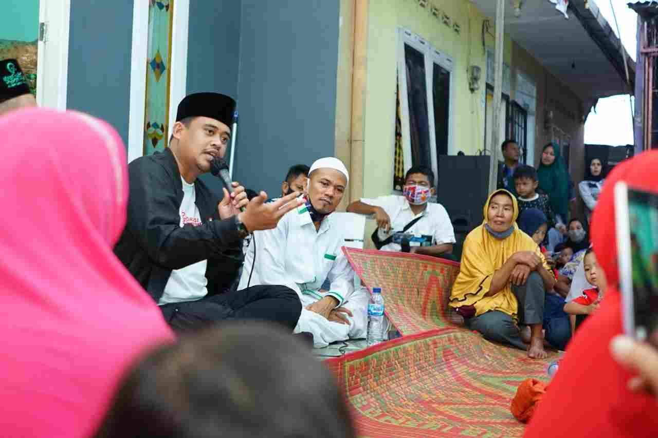 Bobby Diupah-upah dan Disambut dengan Salawat Nabi di Jalan Letda Sujono