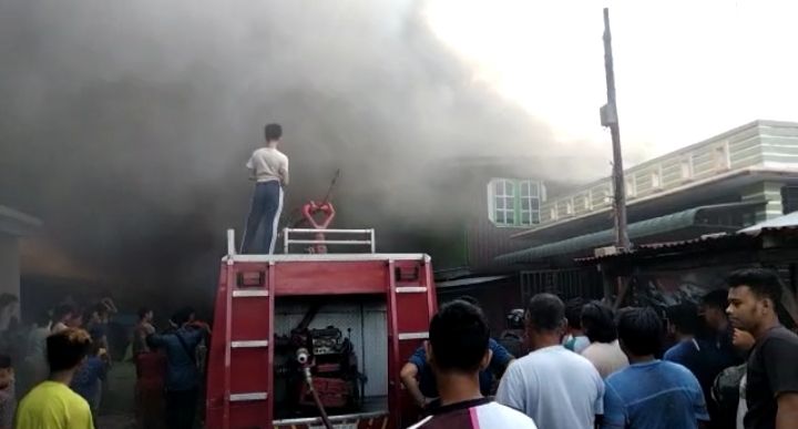 Puluhan Rumah Warga Hangus Terbakar di Belawan