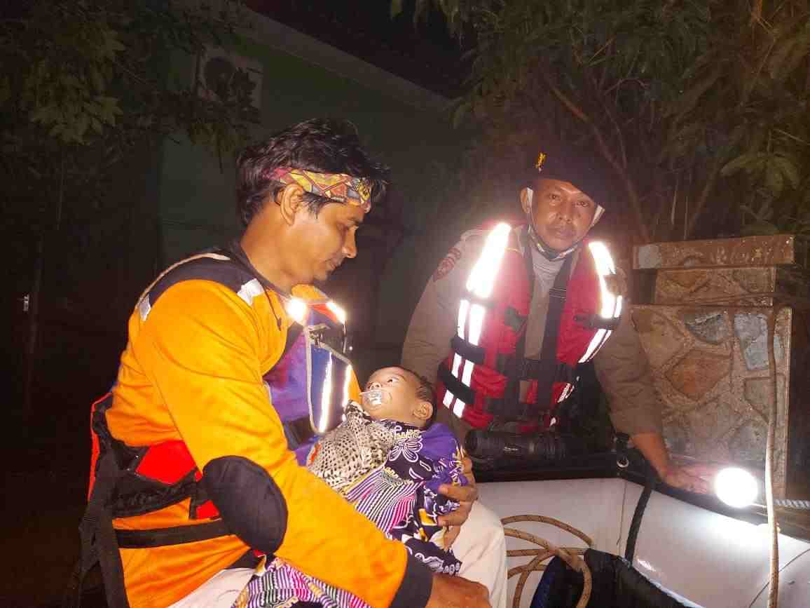 Personil Dit Samapta Polda Sumut Bantu Evakuasi Korban Banjir di Medan Sunggal