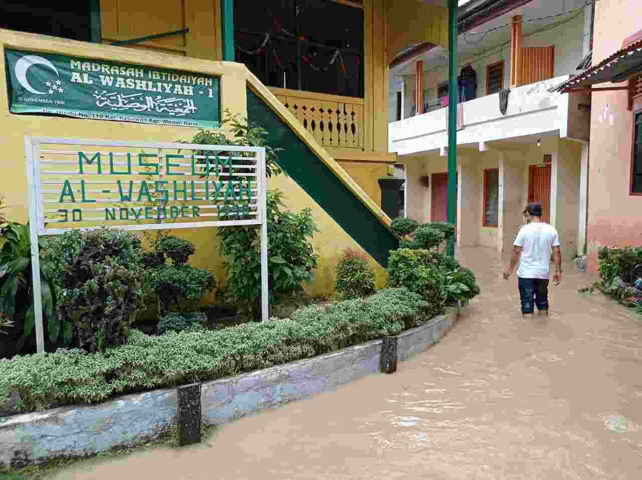 Bantu Korban Banjir, Relawan Bobby-Aulia Dirikan Posko Bantuan