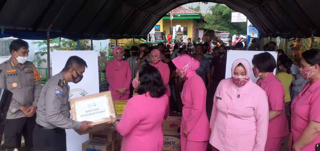 Ketua Bhayangkari Sumut Bantu Korban Bencana Banjir 