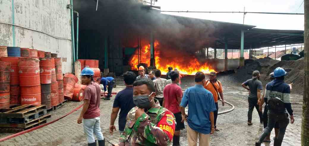 Kebakaran Hanguskan Pabrik Sarung Tangan di Deli Tua 