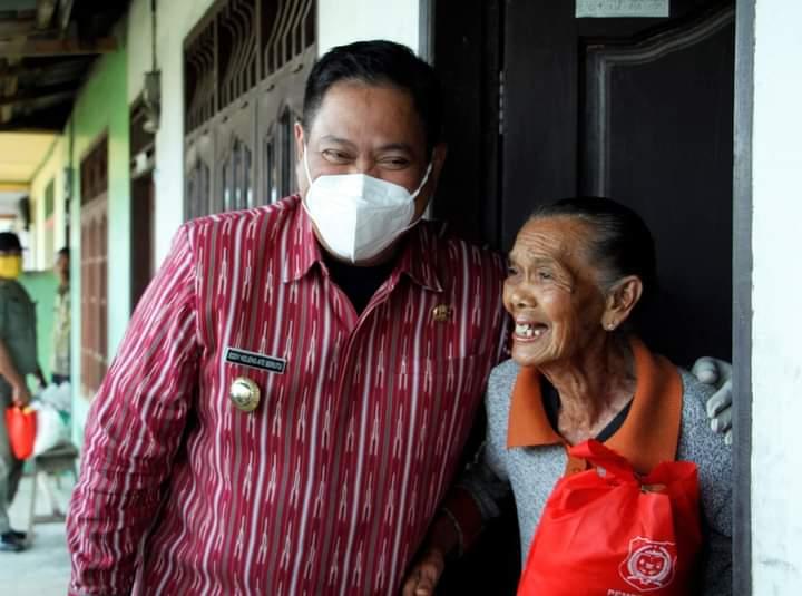 Diakonia Natal Kecamatan Sidikalang, Bupati Dairi Berbagi Bingkisan Natal Kepada Warga