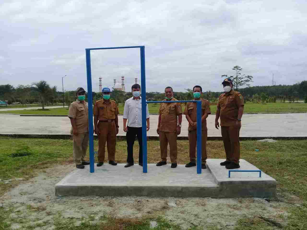 PT Sintong Serahkan Dua Unit Sarana Olah Raga kepada Kadis Porapar 