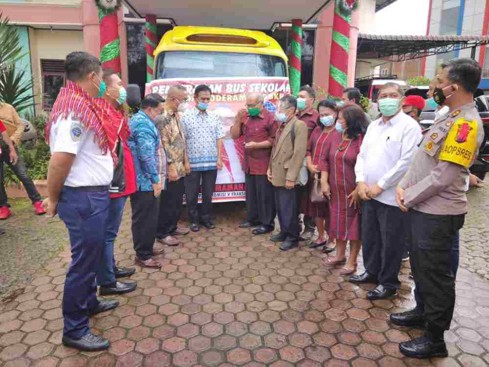 Bob Andika Mamana Sitepu Salurkan Satu Unit Bus Armada Sekolah 