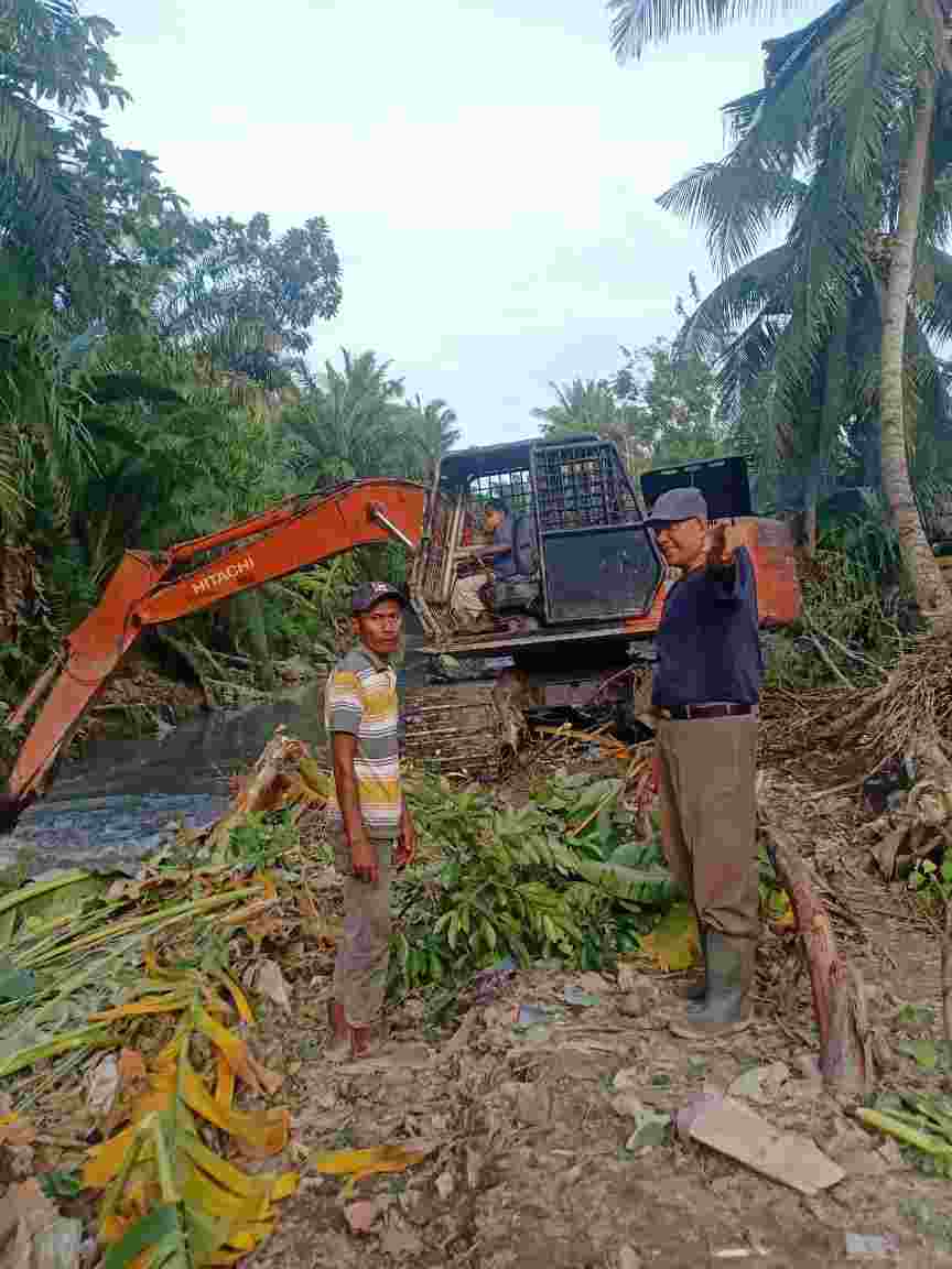 Cegah Banjir, Lurah Sumarmo Normalisasi Parit Induk Siumbut Baru Asahan 