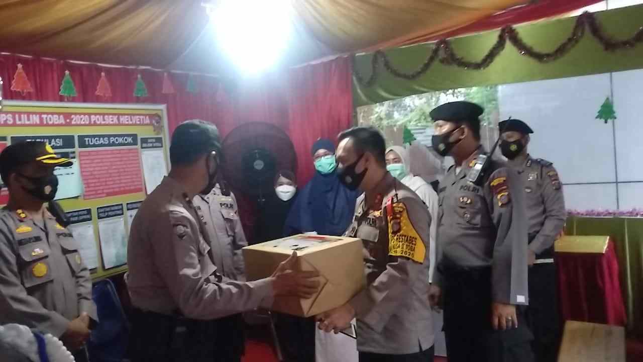 Wakapolrestabes Medan, Kasat Sabhara dan Binmas Cek Pos Pam X Manhattan, Bagikan Paket Natal