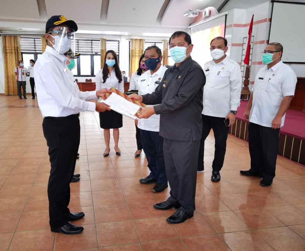 Bupati Karo Serahkan Surat Keputusan (SK) CPNS Bagi Tenaga Pengajar dan Tenaga Medis