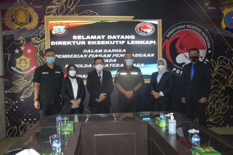 Kapolda Sumut Melalui Direktur Resnarkoba Polda Sumut Terima Penghargaan Trust Award dari LEMKAPI