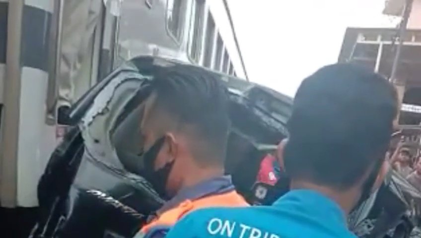 Kecelakaan Mobil Avanza Diperlintasan Kereta Api dari Binjai ke Medan