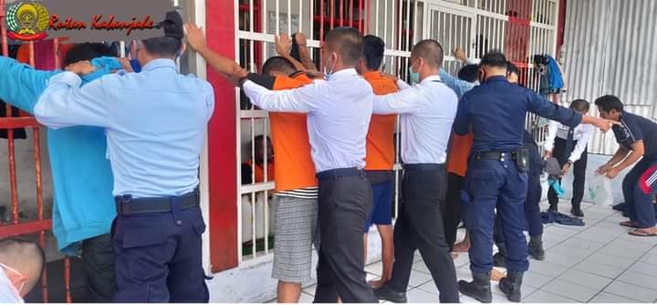 Rutan Kelas IIB Kabanjahe Menggelar Penggeledahan Rutin Kamar Tahanan Narapidana