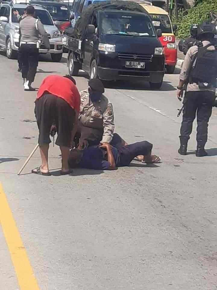 Mayat Seorang Pria Tergeletak Ditengah Jalan Tepat Didepan Mako Polda Sumut