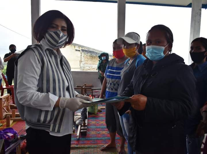 Ketua Dekranasda Dairi Tutup Pembinaan dan Pelatihan Tenun di Silalahi