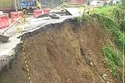 Hati-hati Jalan Lintas Berastagi - Medan Terancam Putus, Lalulintas Buka Tutup 