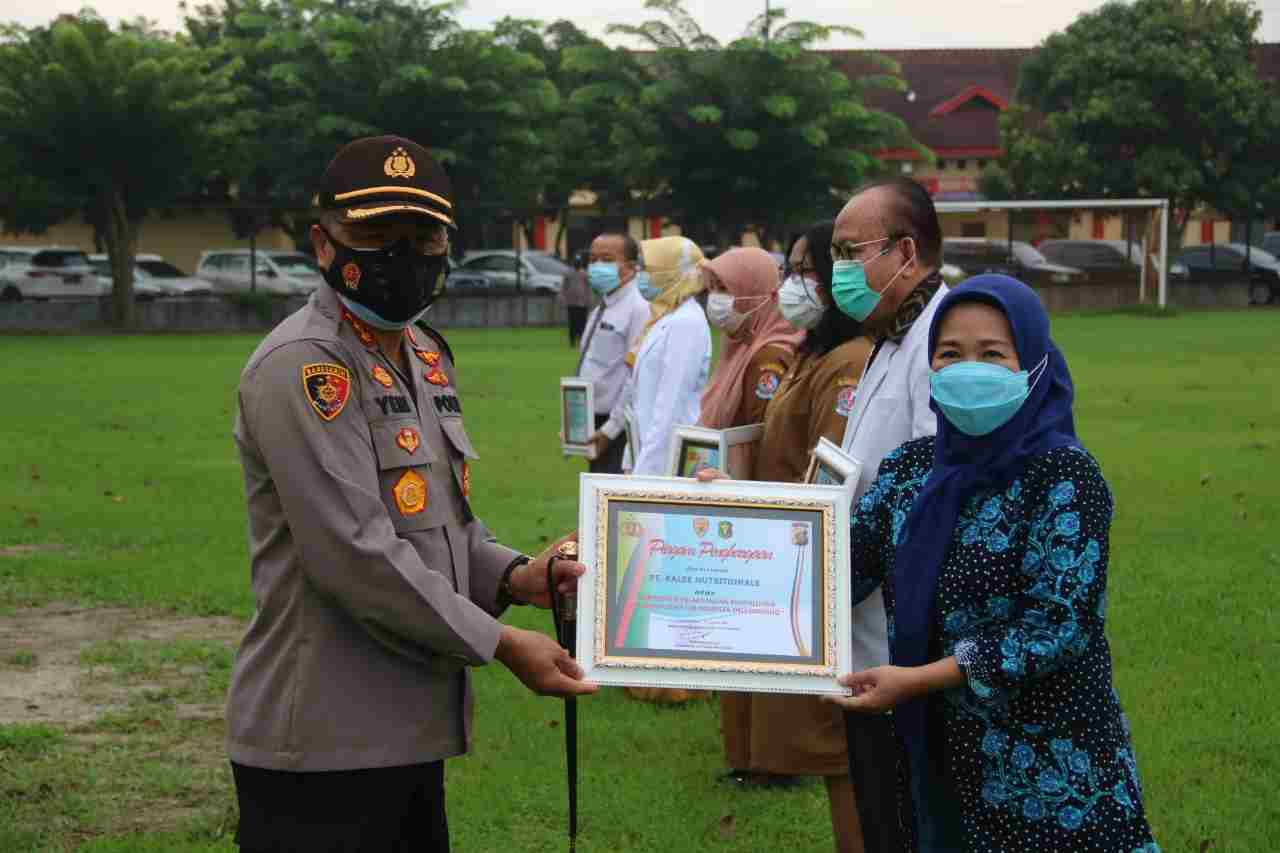 Kapolresta Deli Serdang Berikan Piagam Penghargaan Kepada Tim Medis