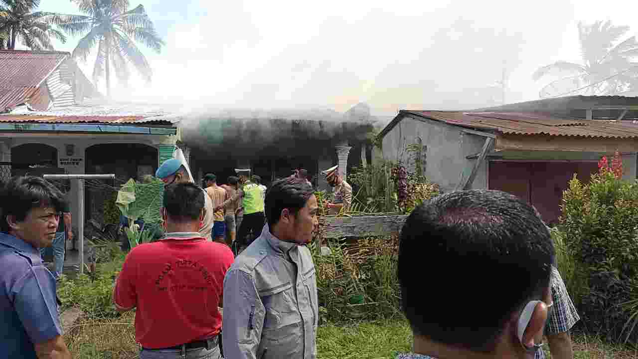 Satu Unit Rumah di Kecamatan Tanah Jawa Hangus Dilahap Sijago Merah