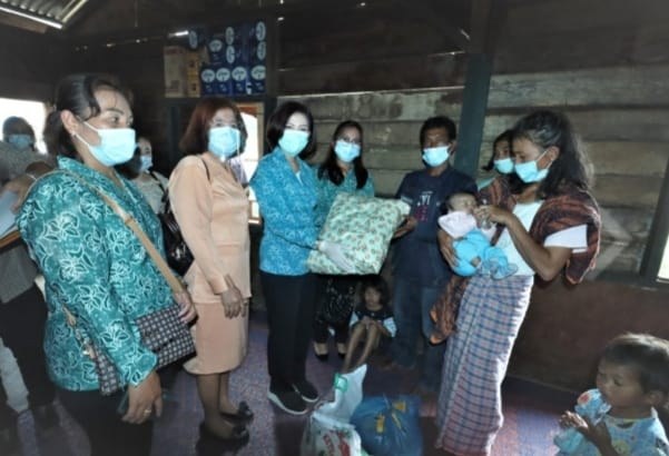 Ketua TP PKK Dairi Memberikan Santunan Kepada Bayi Sumbing dan Penyandang Disabilitas