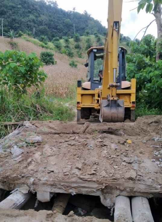 BPBD Dairi Perbaiki Jalan Amblas yang Menghubungkan Beberapa Dusun