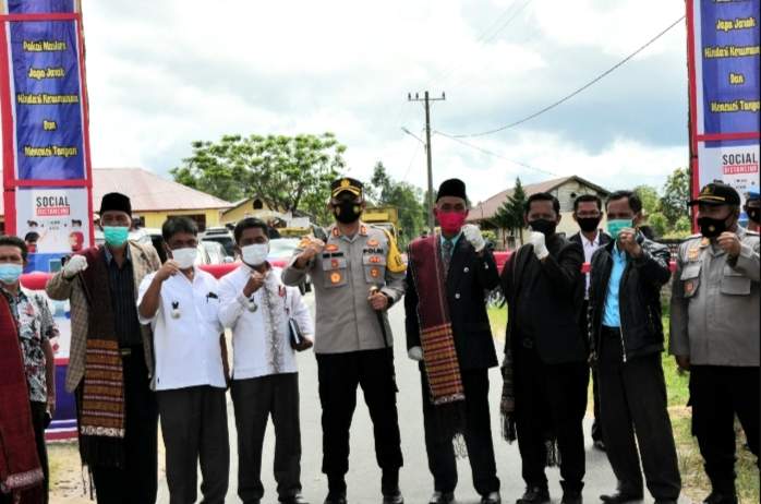 Kapolres Humbahas Resmikan Desa Parsingguran II Sebagai Kampung Tangguh