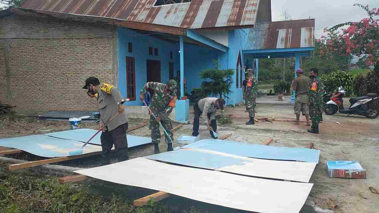 Polres Dairi Bantu Korban Angin Puting Beliung di Tiga Lingga