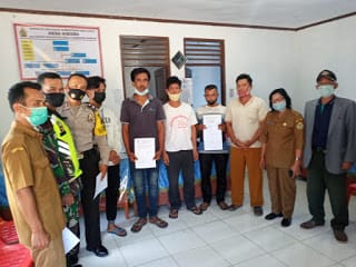 Babinsa 04 Harian Boho dan Bhabinkamtibmas Selesaikan Pertikaian Antara Keluarga Siboro dan Sianturi