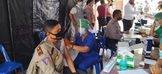 Personil Polres Samosir Mulai Menjalani Vaksinasi COVID-19 Secara Bertahap