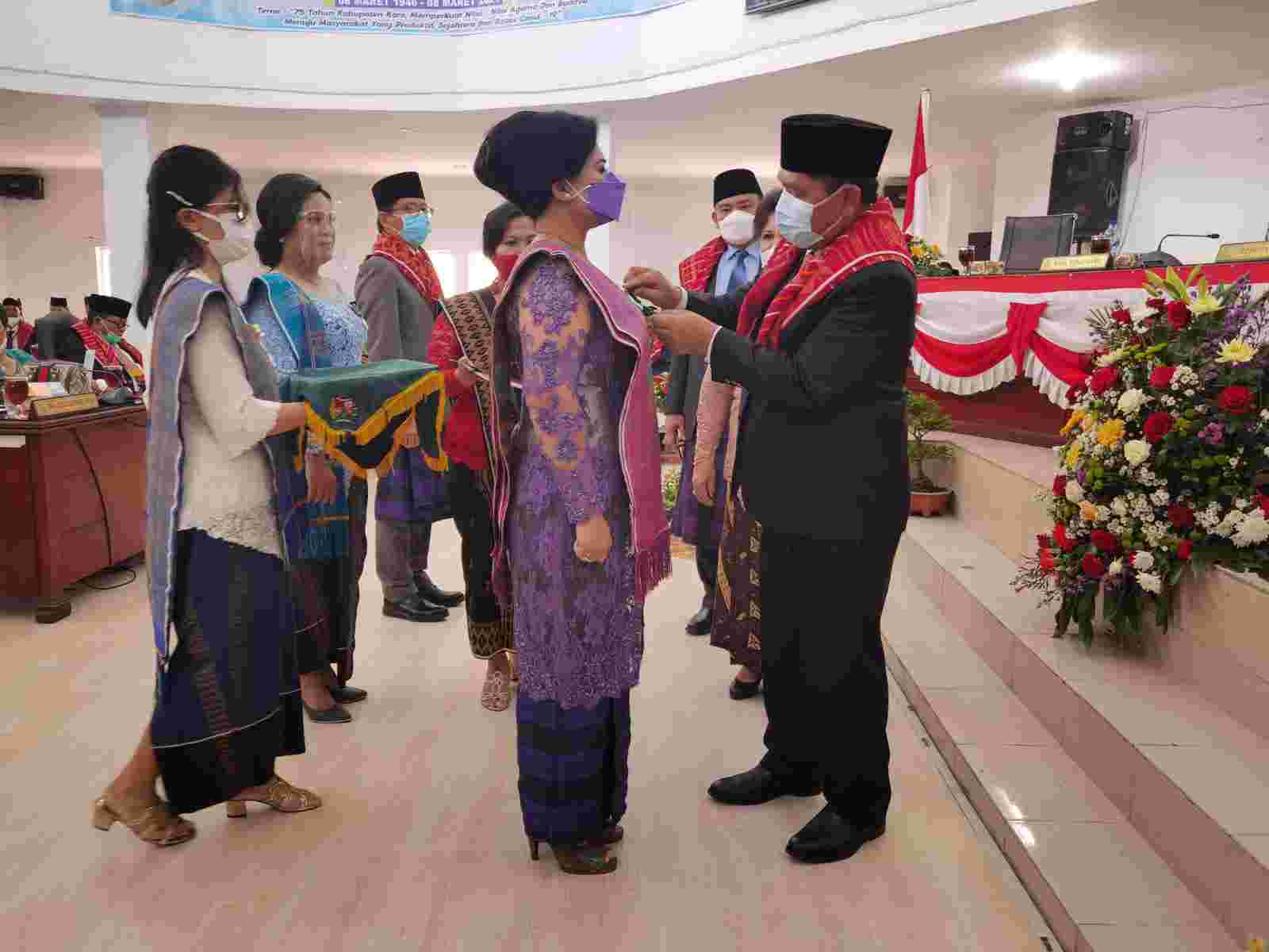 ASN yang Telah Mengabdi Puluhan Tahun Terima Satya Lencana dari Bupati dan Wakil Bupati Karo