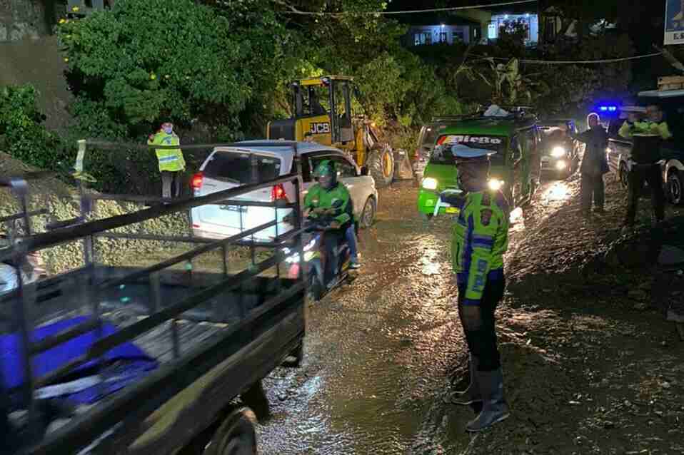 Longsor di Parapat, Polres Simalungun Gerak Cepat Bersihkan Material