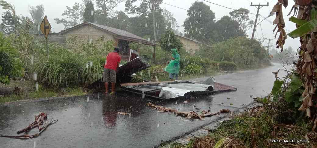Hujan Deras dan Angin Kencang Rusak Rumah Warga di Pakpak Bharat