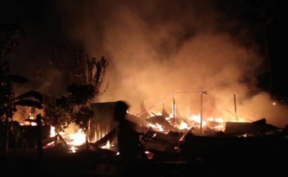 Tiga Unit Rumah Warga di Tanjung Pura Hangus Dilalap Si Jago Merah