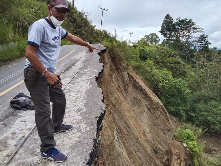 Jalan Lingkar Samosir Longsor Akibat Hujan Deras