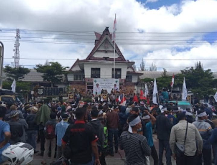 Merasa Tidak Dipedulikan, Kantor Bupati Dairi Didemo Kelompok Tani dari Sumbul dan Parbuluan