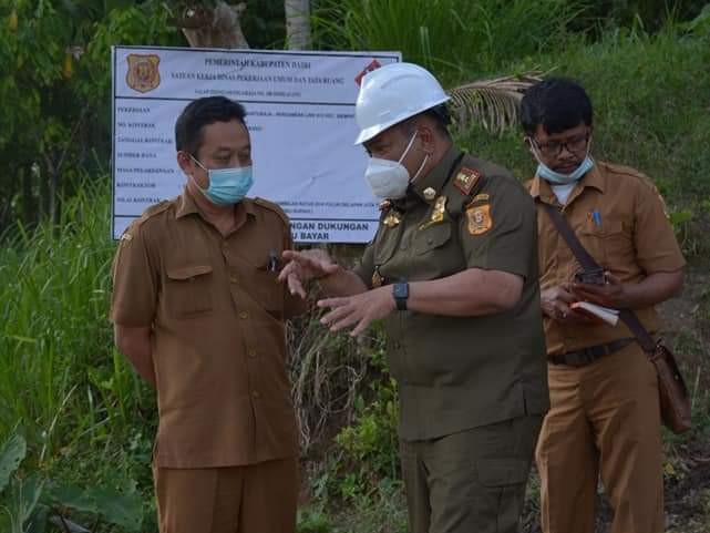 Bupati Dairi Tinjau Proyek Jalan Siempat Nempu, Pastikan Segera Selesai