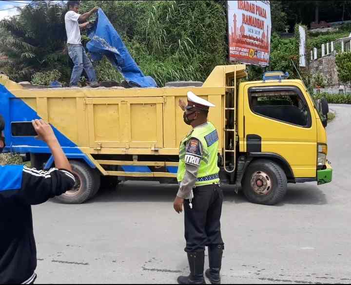 Tak Gunakan Penutup Terpal, Satlantas Polres Taput Tertibkan Truk Pengangkut Pasir 